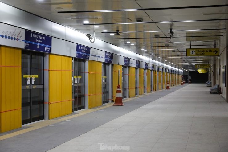 Khu vực cổng kiểm soát vé và hành lang để lên tàu của ga ngầm Bến Thành, thuộc tuyến metro số 1.