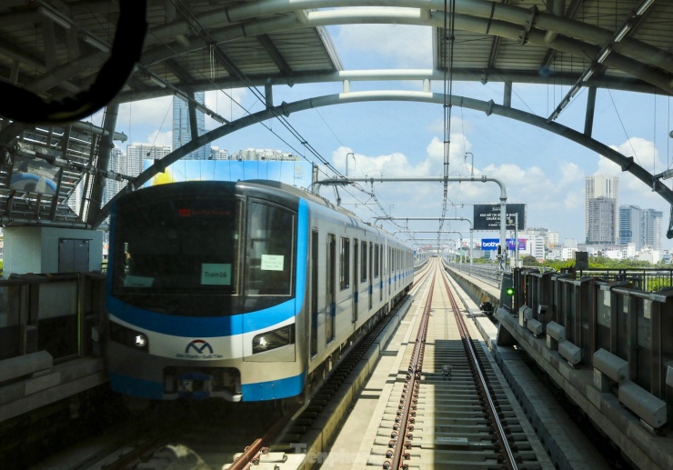 Dự kiến nếu mọi công tác diễn tiến thuận lợi thì dự án metro số 1 sẽ khai thác miễn phí vé từ tháng 7 năm nay. Trong quý 4/2024, tuyến metro số 1 sẽ chính thức đi vào khai thác thương mại.