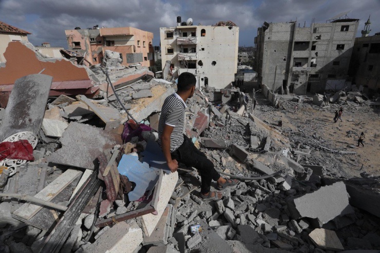 Người dân ngồi trên đống đổ nát tại TP Rafah (nam Gaza) hôm 5-5, sau cuộc tấn công của Israel. Ảnh: ANADOLU AGENCY