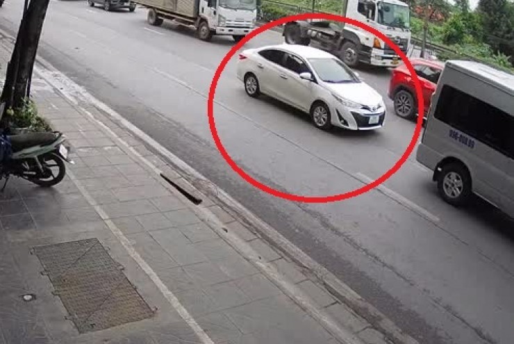 Clip: Ô tô con gặp nạn “kẹp bánh mỳ” vì xe tải Howo