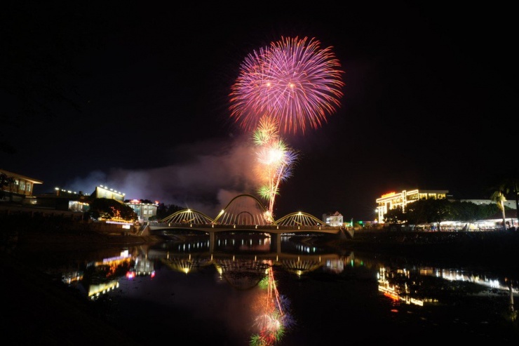 Pháo hoa rực sáng bầu trời Điện Biên trước ngày kỷ niệm chiến thắng Điện Biên Phủ - 5