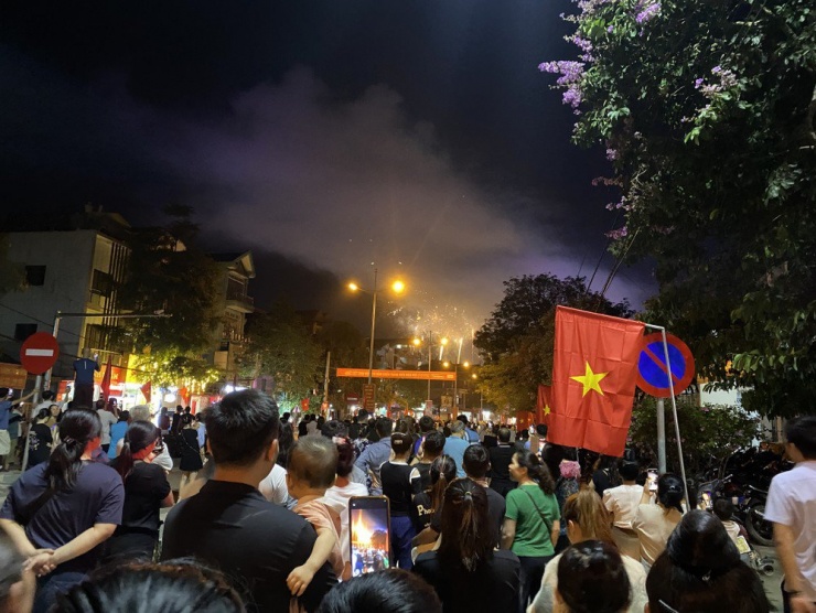Pháo hoa rực sáng bầu trời Điện Biên trước ngày kỷ niệm chiến thắng Điện Biên Phủ - 9