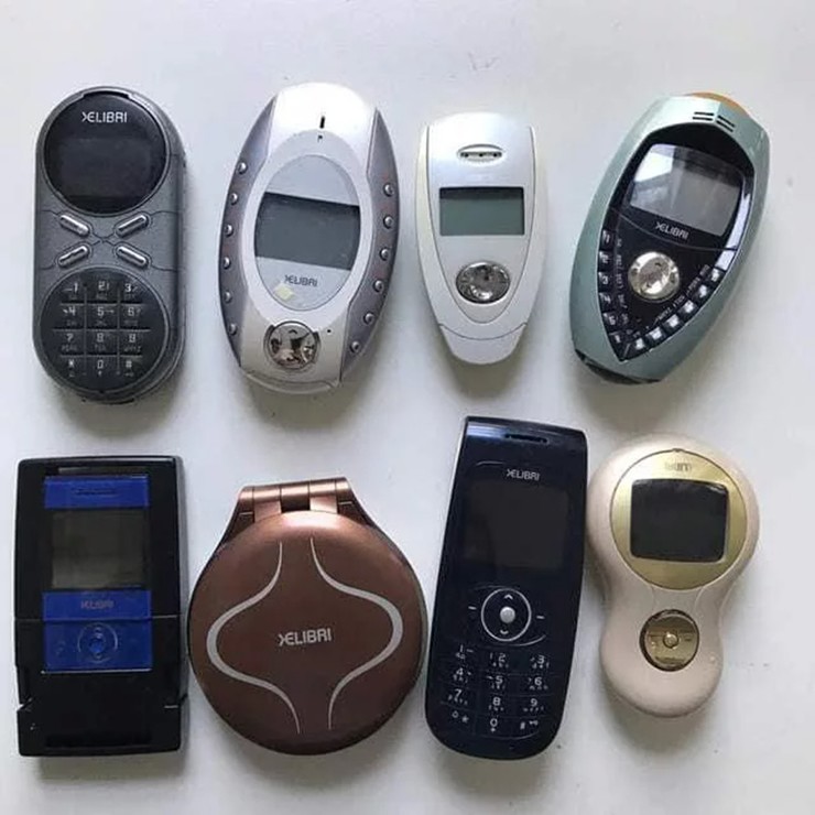 Nhiều người cũng ngay lập tức khoe bộ sưu tập điện thoại Nokia mà họ đang cất giữ.