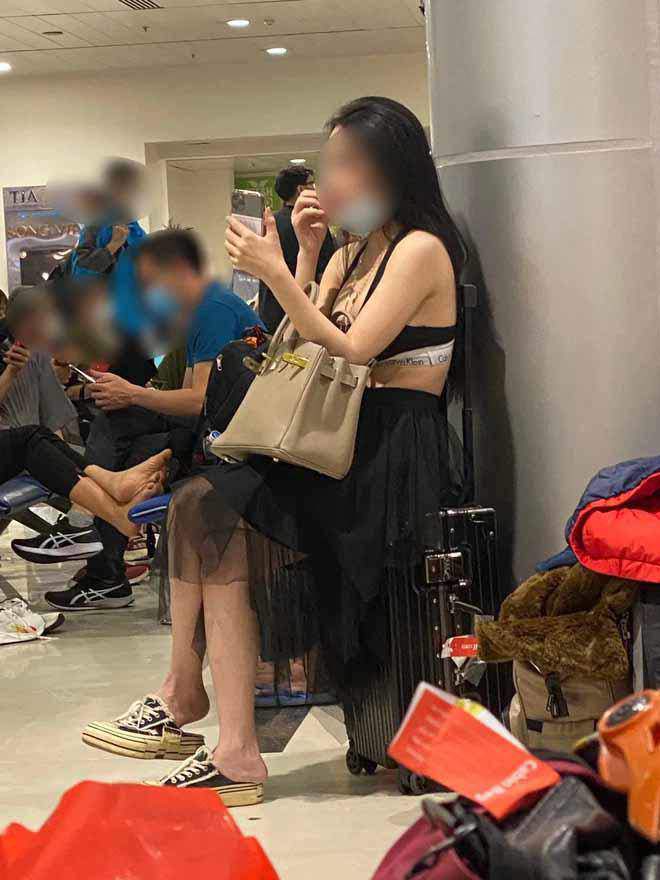 Nhóm 4 cô gái mặc áo bra, quần trễ lộ eo, hông gây chú ý ở sân bay - 7
