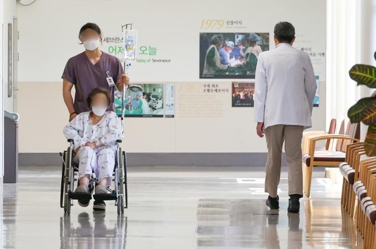 Bệnh nhân và bác sĩ bên trong một bệnh viện ở thủ đô Seoul (Hàn Quốc) hồi tháng 4. Ảnh: YONHAP