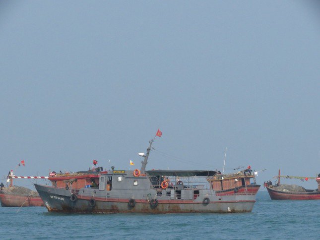 Tàu của lực lượng chức năng phối hợp với tàu cá ngư dân tìm kiếm ngư dân mất tích.