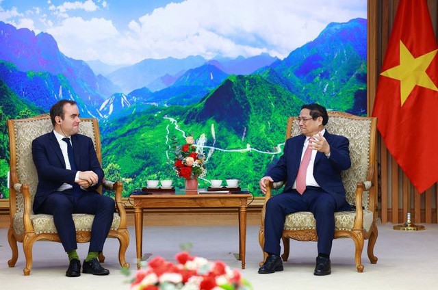 Thủ tướng Phạm Minh Chính trao đổi với Bộ trưởng Bộ Quân đội Cộng hòa Pháp Sébastien Lecornu. Ảnh: Nhật Bắc
