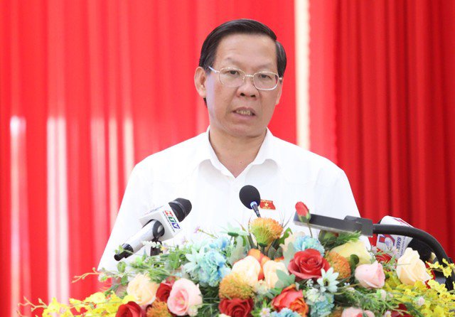 Ông Phan Văn Mãi, Phó Bí thư Thành ủy, Chủ tịch UBND, Trưởng Đoàn Đại biểu Quốc hội TP HCM phát biểu tại buổi tiếp xúc cử tri