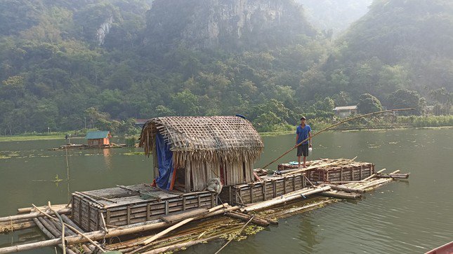 Người dân huyện Bá Thước di chuyển lồng cá đến khu vực khác