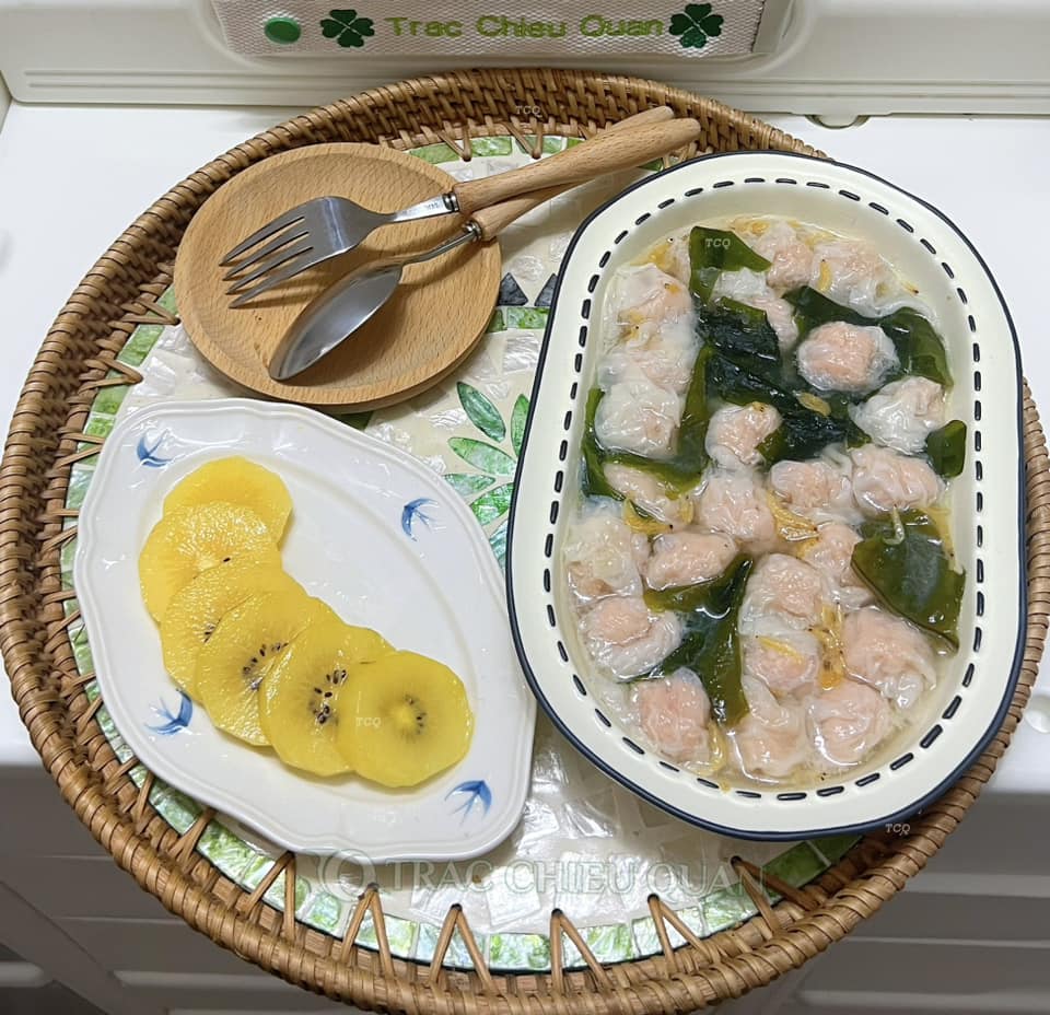 Kiwi vàng + Canh rong biển hoành thánh