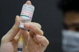 'Tác dụng phụ gây máu đông của vaccine AstraZeneca chỉ xảy ra trong 42 ngày sau tiêm'