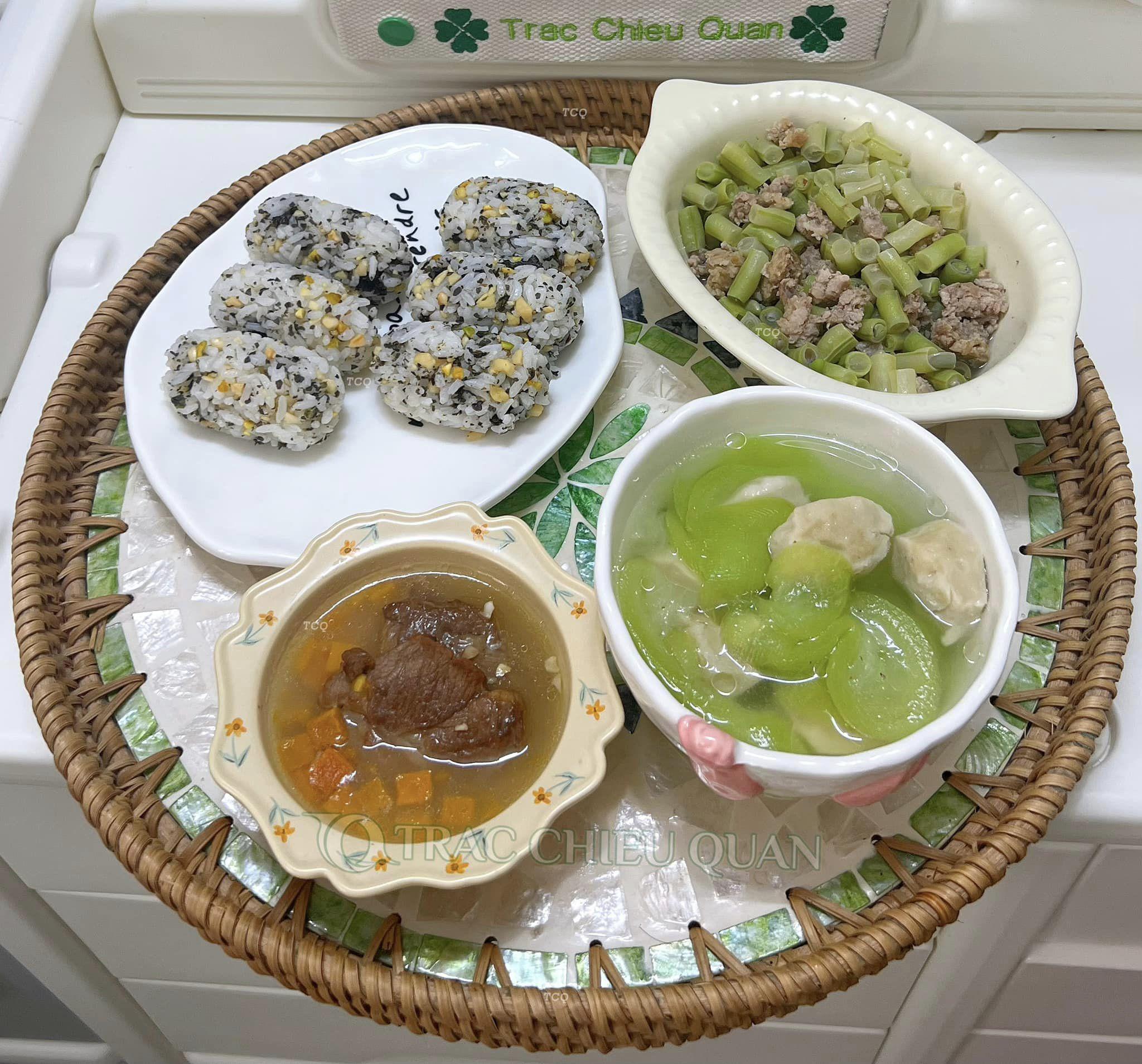 Cơm trộn hạt dinh dưỡng và&nbsp;rong biển + Đỗ xào thịt lợn + Canh mướp mọc cá + Soup thịt bò cà rốt