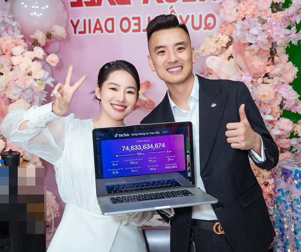 Hồi tháng 3, Lã Quốc Quyền và Nguyễn Lan Anh khoe doanh thu hơn 75 tỷ đồng sau 13 giờ livestream.
