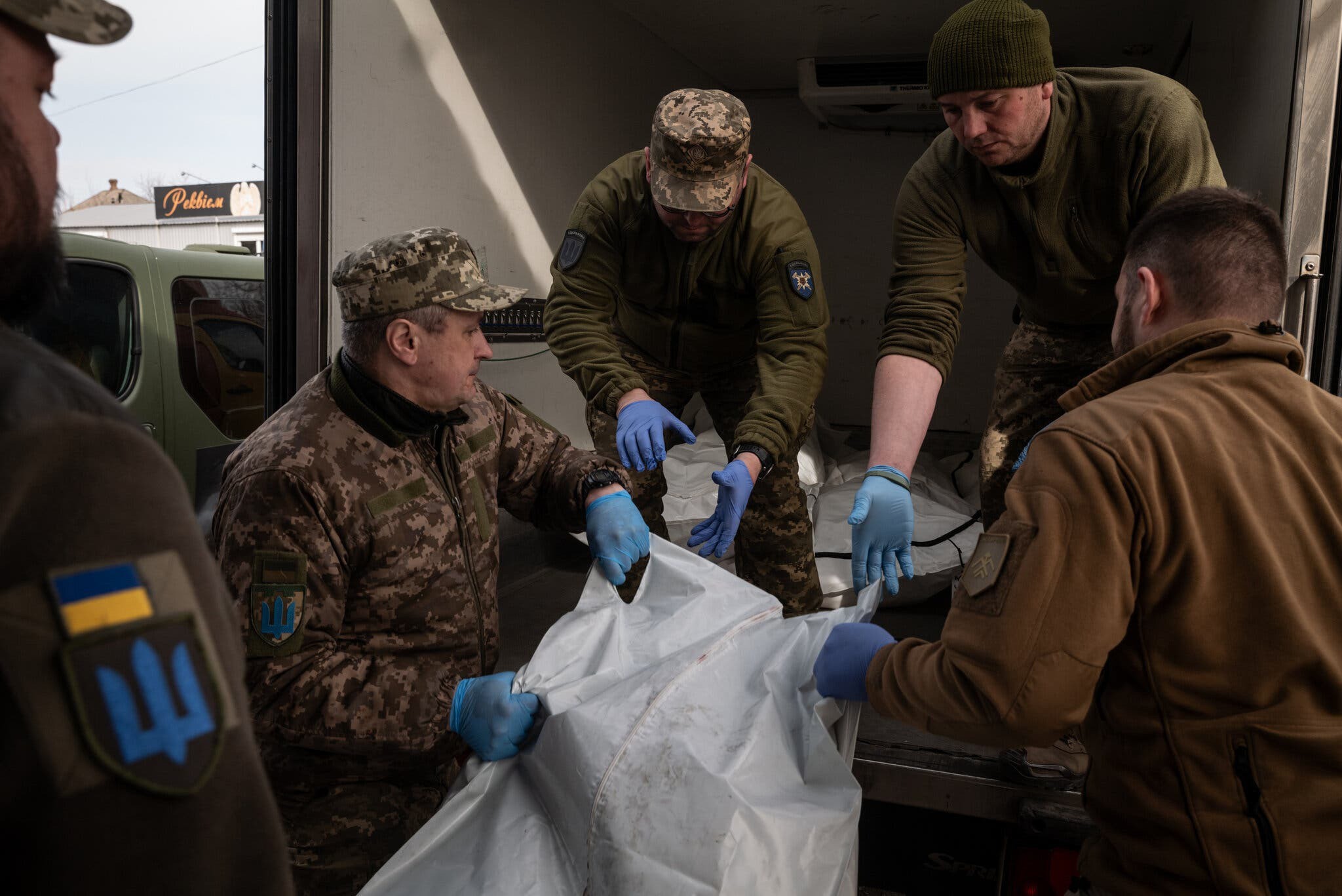 Các nhân viên Ukraine tại một nhà xác ở vùng Donetsk vào tháng 3/2024. Ảnh: NYT