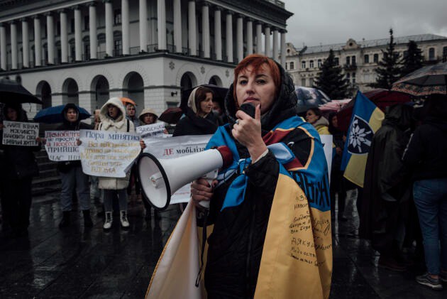 Irina, vợ của một lính bộ binh Ukraine, biểu tình ở thủ đô Kiev vào tháng 11/2023, để ủng hộ việc giới hạn thời gian tối đa 18 tháng cho nghĩa vụ quân sự. Ảnh: Le Monde