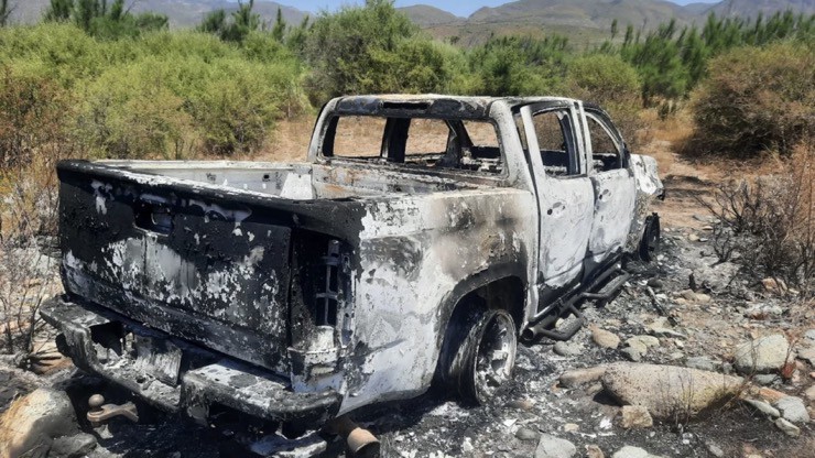 Chiếc xe bán tải mà 3 nạn nhân dùng để di chuyển sang Mexico được phát hiện cháy rụi.