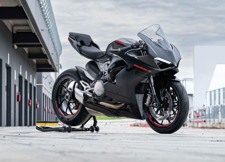 3. Ducati Panigale V2 là mẫu mô tô nổi tiếng, có giá niêm yết quốc tế là 18.595 USD (472,1 triệu đồng), nhỏ và nhẹ hơn V4. Xe có thiết kế khung gầm liền khối, hệ thống treo trước và sau tùy chỉnh hoàn toàn, đi kèm với nhiều trang bị cao cấp. Khối động cơ L-twin, dung tích 955cc của Panigale V2 giúp cho xe đạt công suất tối đa lên đến 155 mã lực.