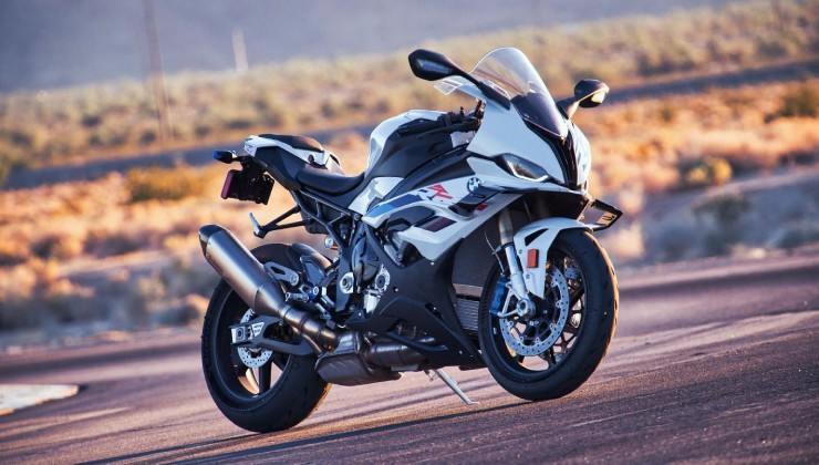 5. BMW S 1000 RR có giá niêm yết quốc tế là 18.295 USD (464,5 triệu đồng). Đây là dòng môtô không rẻ nhưng giá rất phải chăng nếu tính giá trị đồng tiền dựa trên những trang bị hiện có của xe. S 1000 RR trang bị loạt tính năng hỗ trợ lái xe, điển hình như các chế độ lái, kiểm soát bám đường, hỗ trợ leo dốc, kiểm soát bốc đầu, ABS Pro, và nhiều tùy chọn trang bị khác. Khối động cơ 4 xi lanh thẳng hàng, dung tích 999cc, cho phép xe đạt công suất tối đa 205 mã lực.