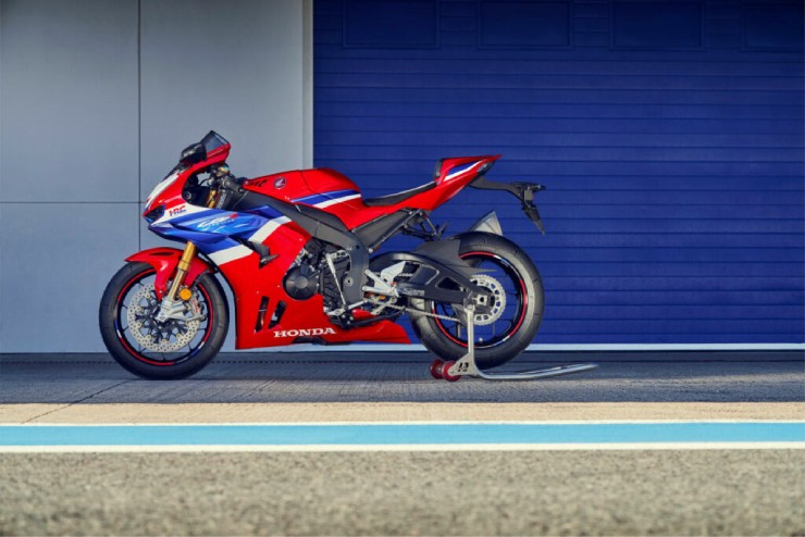 7. Honda CBR1000RR có giá niêm yết quốc tế là 16.699 USD (424 triệu đồng), là dòng xe chạy tốt trên cả đường đua và sử dụng hằng ngày. Xe thiết kế tuân thủ theo các nguyên tắc khí động học cao, đạt hiệu suất tối ưu và nhiều trang bị cao cấp như đồng hồ TFT, ABS đôi kênh, các trang bị hỗ trợ lái xe và nhiều tính năng khác. Động cơ 1000cc của xe cho phép CBR1000RR đạt công suất tối đa lên đến 183 mã lực.