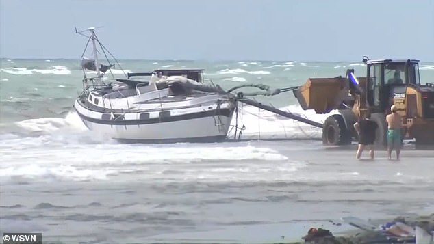 Nhà chức trách bang Florida hôm 5/5 đã sử dụng máy xúc để di dời con thuyền.
