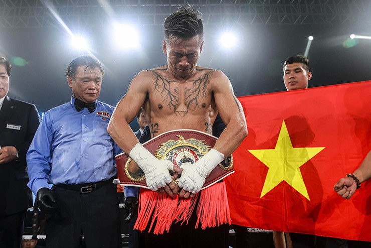 Trần Văn Thải xúc động khi giành đai vô địch boxing toàn cầu