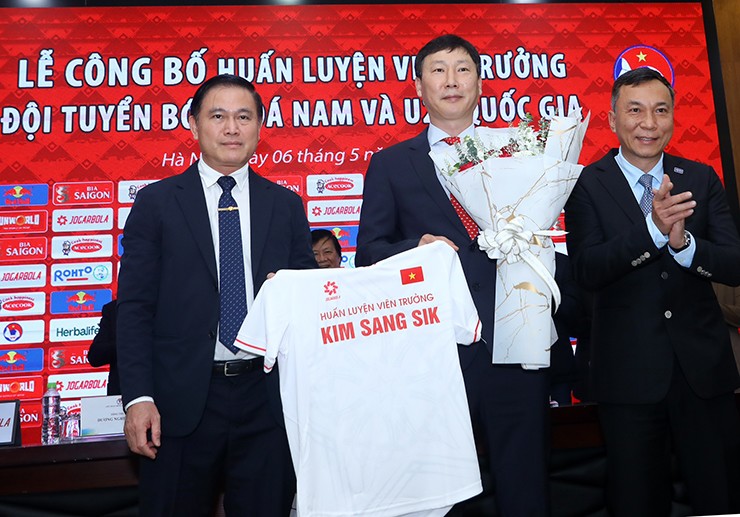 HLV Kim Sang Sik chính thức ra mắt tại trụ sở VFF chiều ngày 6/5.