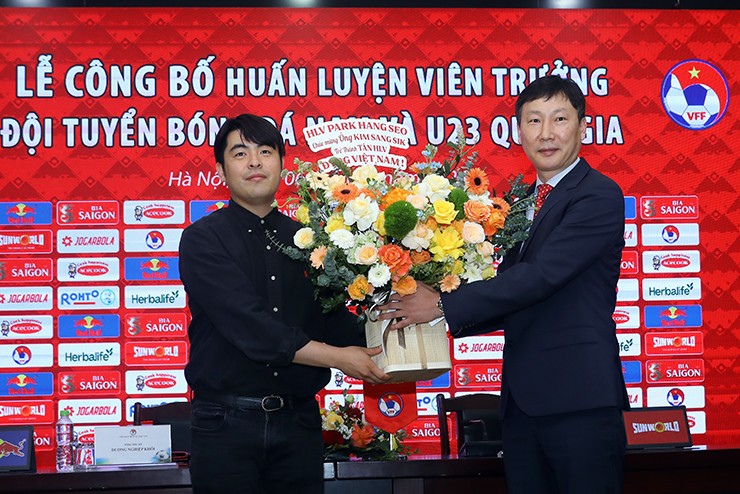 HLV Kim Sang Sik nhận lẵng hoa chúc mừng của HLV Park Hang Seo.