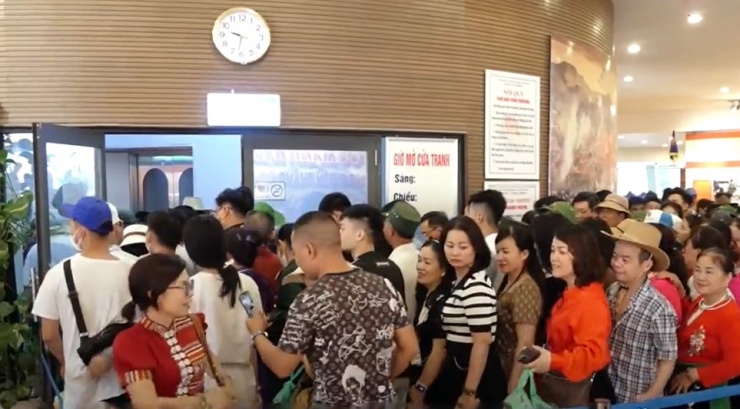 Luôn có một lượng lớn du khách vào xem bức tranh - Kỳ tích của nền Mỹ thuật Việt Nam.