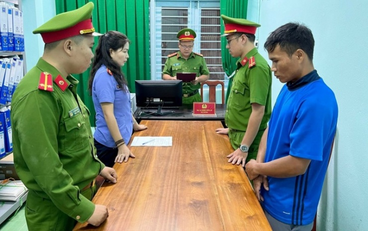 Cơ quan điều tra thực hiện lệnh bắt bị can để tạm giam đối với Pơloong Bưu.