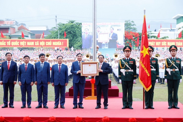 Thủ tướng Chính phủ Phạm Minh Chính thay mặt lãnh đạo Đảng, Nhà nước trao tặng Huân chương Độc lập hạng Nhất tặng Đảng bộ, chính quyền và Nhân dân các dân tộc tỉnh Điện Biên. Ảnh: Như Ý.