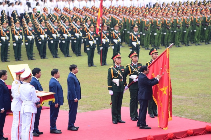 Thủ tướng Phạm Minh Chính trao huân chương Độc lập hạng nhất cho Đảng bộ, chính quyền và nhân dân các dân tộc tỉnh Điện Biên.