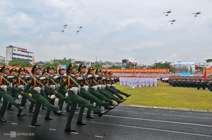 Lúc 8h30, trời tạnh mưa, ba biên đội 11 trực thăng thuộc Quân chủng Phòng không - Không quân mang theo cờ Tổ quốc và cờ Đảng xuất phát, tiến đến sân vận động tỉnh Điện Biên.