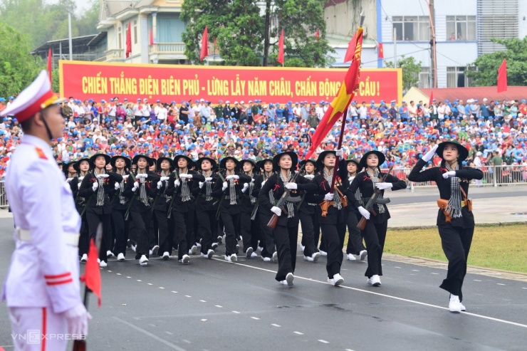 Khối Nữ du kích miền Nam tiến vào lễ đài. Hình ảnh những "Cô Ba dũng sĩ" cổ đeo khăn rằn, đội nón tai bèo, bám xóm, bám ấp, đánh giặc mọi lúc, mọi nơi, căng kéo, phân tán địch ra nhiều nơi, góp phần cùng với quân, dân cả nước làm nên Điện Biên chấn động địa cầu.