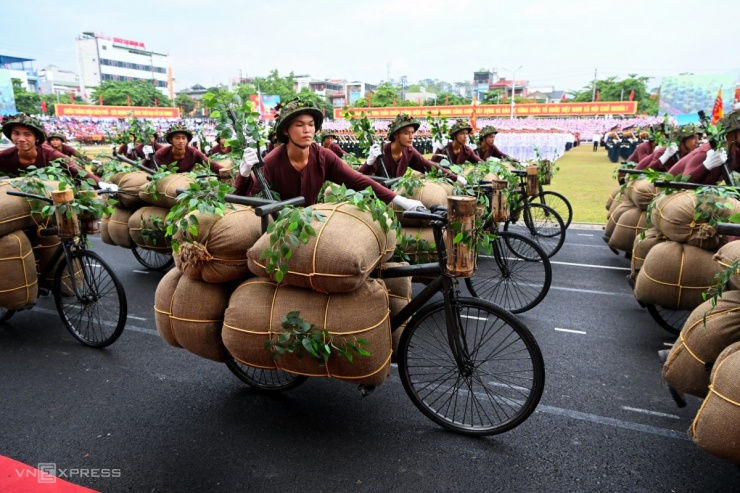 Khối Dân công hỏa tuyến tiến vào lễ đài. Đáp lời Hồ Chủ tịch kêu gọi "hễ là người Việt Nam thì phải đứng lên đánh thực dân Pháp để cứu Tổ quốc", 30.000 nam thanh, nữ tú xung phong vào dân công hỏa tuyến tham gia chiến dịch Điện Biên Phủ để mở đường, vận chuyển vũ khí, lương thực, thực phẩm, thương bệnh binh.