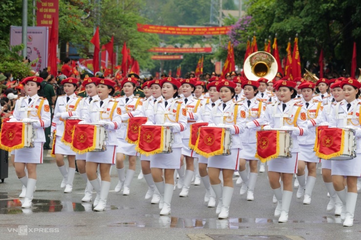 Khối nữ quân nhạc diễu hành trên đường Hoàng Văn Thái. Đây là lần đầu tiên khối nữ quân nhạc xuất hiện trong lễ diễu binh, diễu hành. Một số nữ chiến sĩ phải mang các nhạc cụ như kèn nặng 14-18 kg.