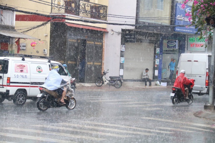 Mưa trắng trời tại Tân Phú.