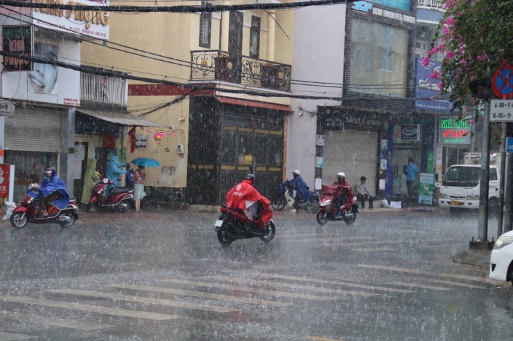 Nhiều người trú mưa bên đường.