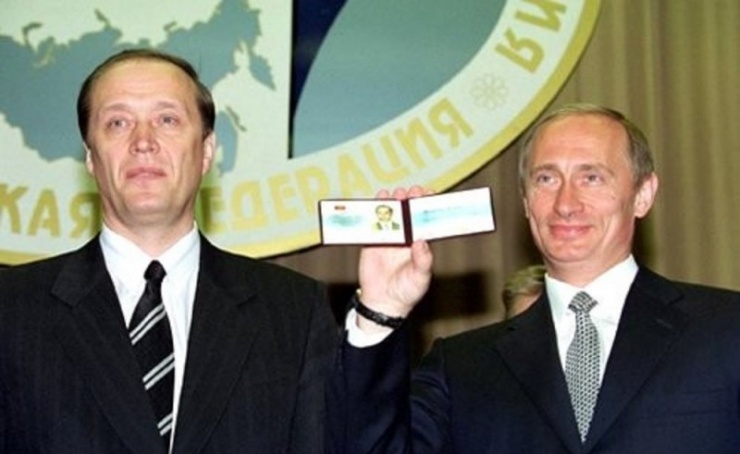 Sự nghiệp chính trị đỉnh cao của ông Putin bắt đầu tháng 8/1999 khi Tổng thống Nga khi đó Boris Yeltsin bổ nhiệm ông vào vị trí Thủ tướng. Chiều 31/12/1999, ông Yeltsin từ chức, ông Putin làm quyền Tổng thống Nga. Ngày 26/3/2000, Nga tổ chức bầu cử và ông Putin chiến thắng 10 đối thủ còn lại với 53,4% số phiếu, trở thành Tổng thống Nga nhiệm kỳ 2000-2004.​​​​​ Trong ảnh là Tổng thống Putin nhận thẻ Tổng thống Nga từ đại diện Uỷ ban bầu cử Trung ương Nga vào ngày 6/5/2000.​​​​​