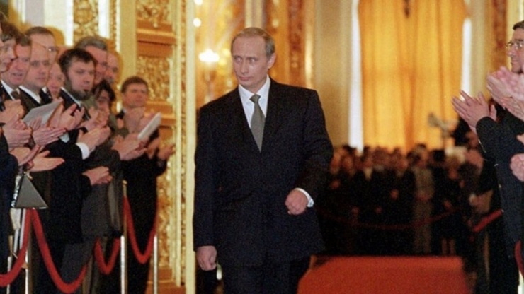 Ngày 7/5/2000, ông Putin chính thức tuyên thệ nhậm chức Tổng thống Nga nhiệm kỳ 2000-2004. Trong ảnh là khoảnh khắc Tổng thống Putin bước vào sảnh St Andrew bên trong Điện Kremlin tại buổi lễ nhậm chức cách đây tròn 24 năm.