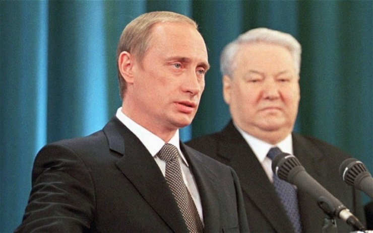 Tổng thống Putin phát biểu tại buổi lễ nhậm chức vào ngày 7/5/2000. Đứng sau ông Putin là cựu Tổng thống Boris Yeltsin. Nhiều người nhận định, việc ủng hộ ông Putin lên làm Tổng thống Nga là một trong những quyết sách nổi bật nhất của ông Yeltsin trong nhiệm kì.