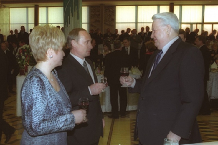 Tổng thống Putin cùng người tiền nhiệm Boris Yeltsin tại bữa tiệc mừng trong Điện Kremlin ngày 7/5/2000. 