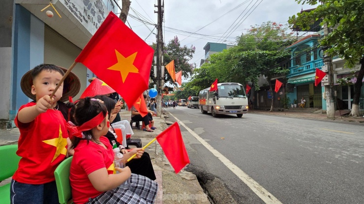 Người dân với cờ, hoa chào đón các lực lượng về tham dự lễ diễu binh, diễu hành Kỷ niệm Chiến thắng Điện Biên Phủ.