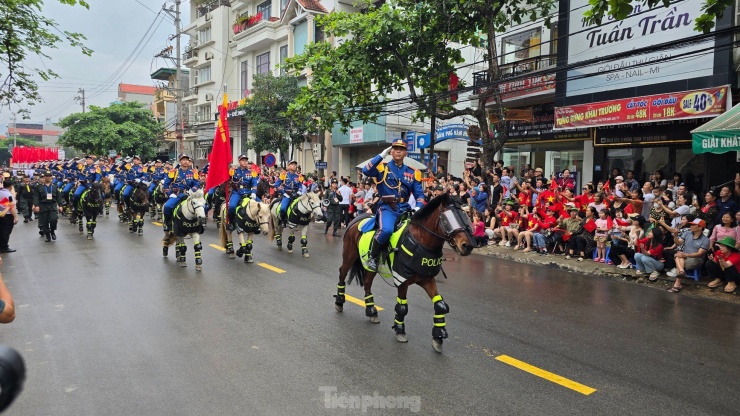 Sáng 7/5, khối đội hình diễu binh, diễu hành kỷ niệm 70 năm Chiến thắng Điện Biên Phủ nhận được sự cổ vũ, động viên to lớn của nhân dân, du khách ở thành phố Điện Biên Phủ.