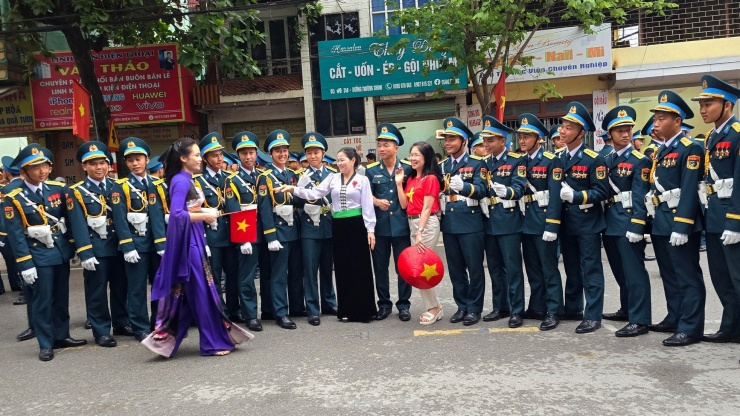Các chiến sĩ thân thiện, gần gũi với người dân thành phố Điện Biên Phủ.