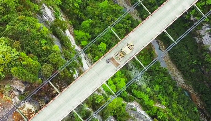 Hai bên cầu&nbsp;có bốn bộ cáp thép dày, dưới đáy mặt cầu có các dãy cáp thép mật độ cao tạo thành lực kéo ngang.
