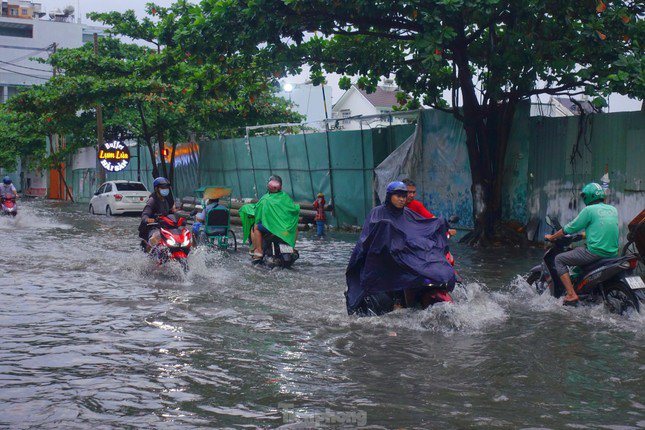 Từ nay đến giữa tháng 5, TPHCM sẽ có mưa chuyển mùa. Cơ quan khí tượng khuyến cáo cần đề phòng khả năng mưa lớn gây ngập cục bộ. (Ảnh minh họa: Hữu Huy)