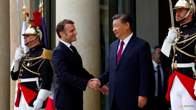 Tổng thống Pháp Emmanuel Macron đón Chủ tịch Trung Quốc Tập Cận Bình ngày 6/5. (Ảnh: Reuters)