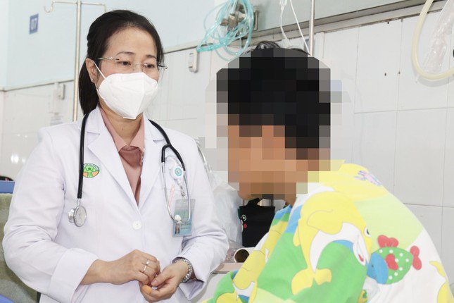 Bác sĩ Bệnh viện Nhi Đồng 2 thăm khám cho bệnh nhi bị ngộ độc