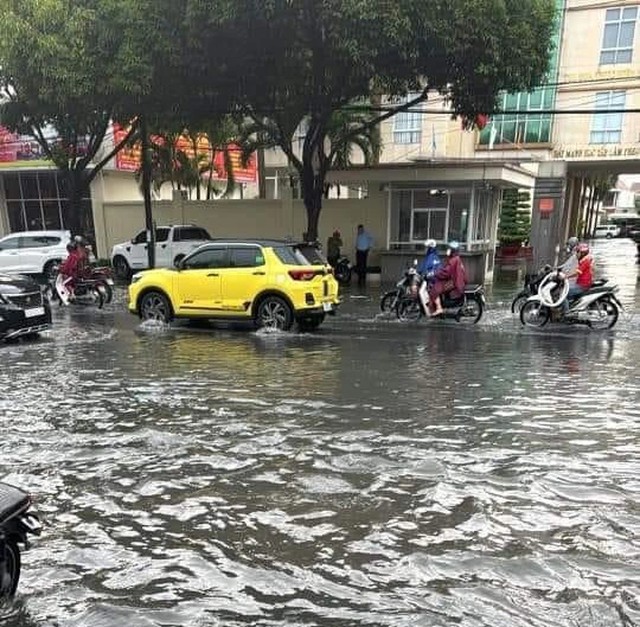 Trời mưa lớn khiến nhiều nơi tại TP Biên Hòa, huyện Trảng Bom, Thống Nhất ngập nước