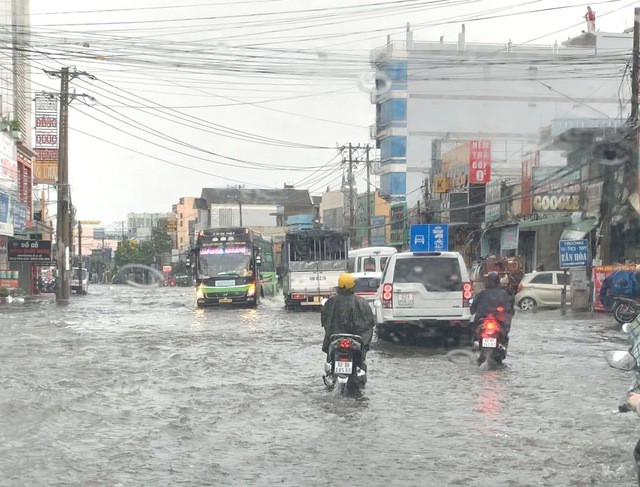 Mưa trắng trời, người và xe té ngã trong nước ngập - 5